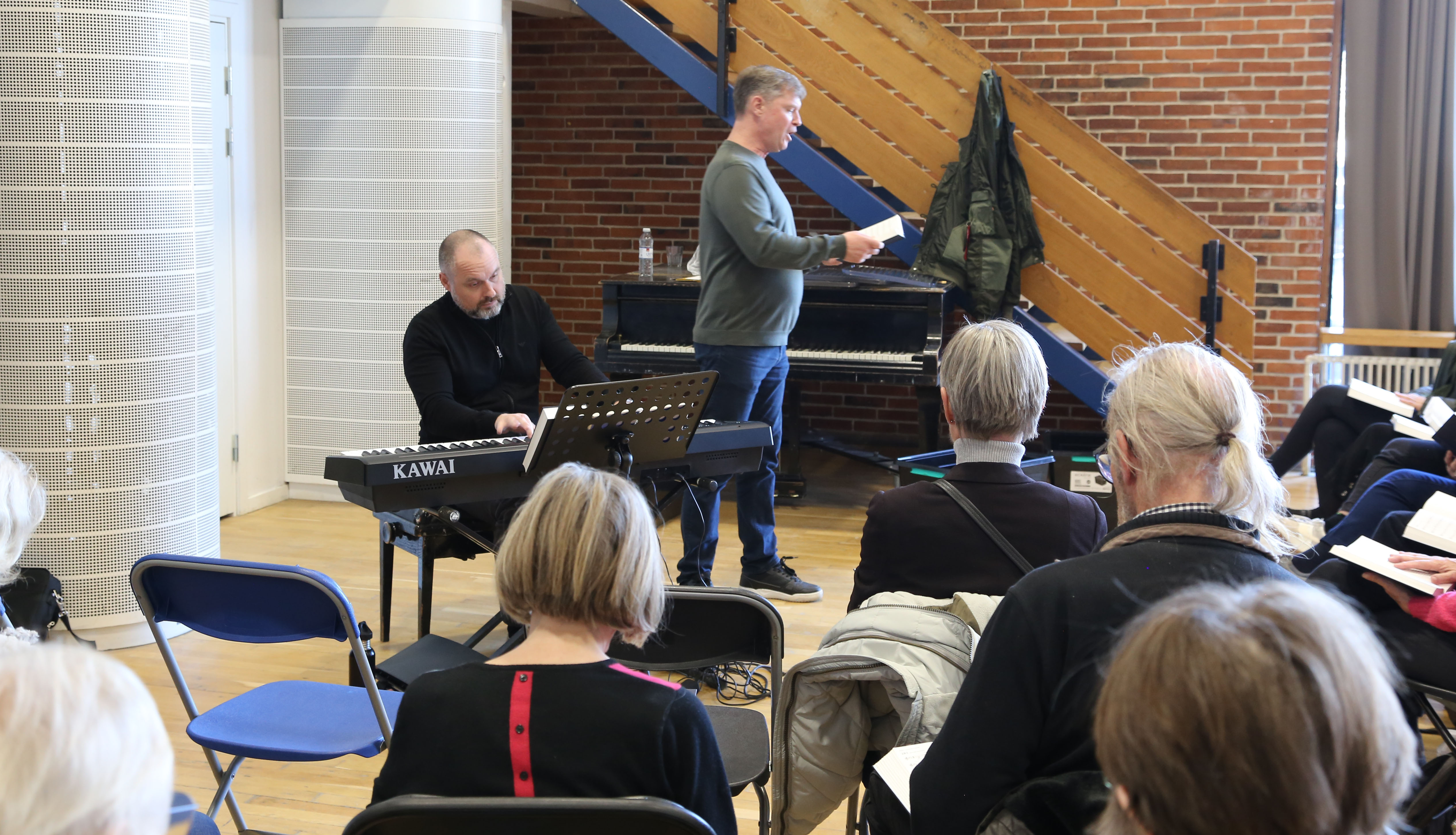 Torben Madsen synger for og Brian Hornuff ses ved klaveret. Foto: Martin Hansen
