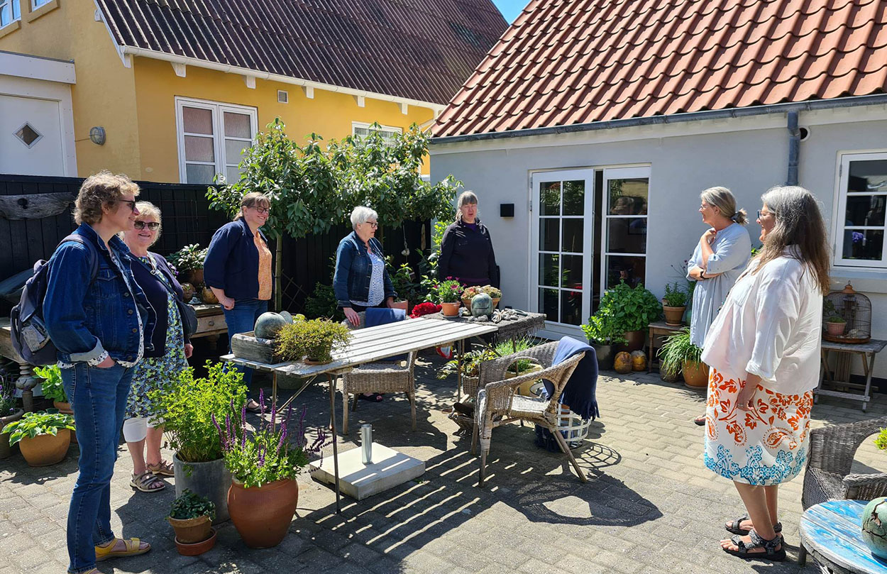 Underviser og billedkunstner, Laila Pallisgaard (nr. 2 fra højre), bød velkommen til sit attalier, som også bruges til undervisning. (Foto: Susanne Balslev)