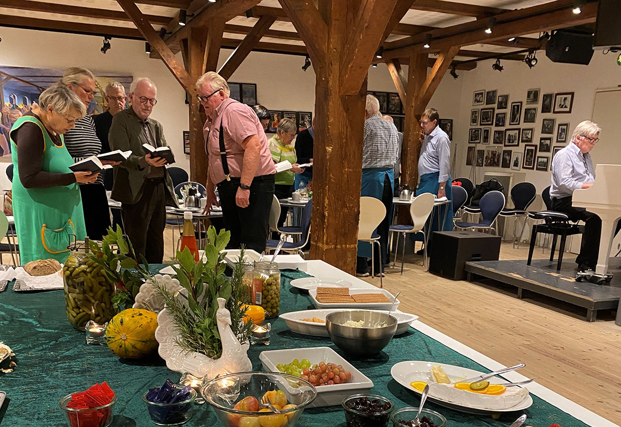 Stor buffet lavet af det lokale aftenskole-madhold og fællessang i Region Sjælland. Foto: Kathrine Egemar.