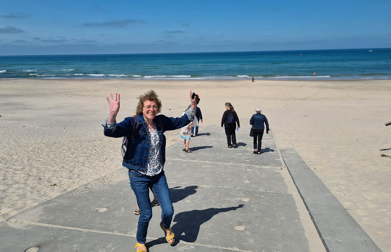 Hanne Andersen har svært ved at skjule sin begejstring ved besøget ved Vesterhavet. (Foto: Susanne Balslev)