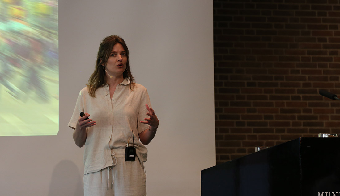 Julie Rokkjær Birch, museumsdirektør på Museum Jorn i Silkeborg, fortalte, hvordan museer - og aftenskoler - kan redde verden. Foto: Martin Hansen.