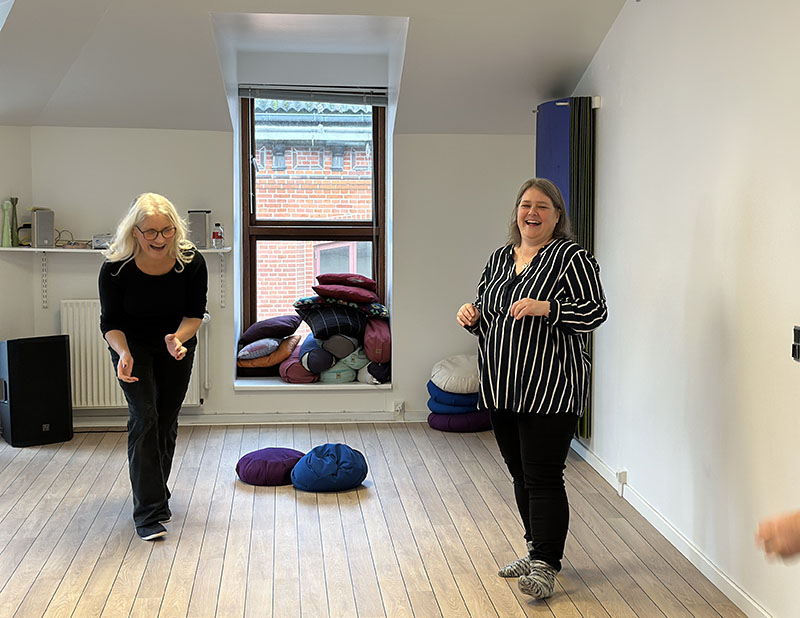 På holdet 'hjernefitness' kombineres bevægelse med øvelser for hovedet - og med fællesskab og højt humør! Foto: Martin Hansen