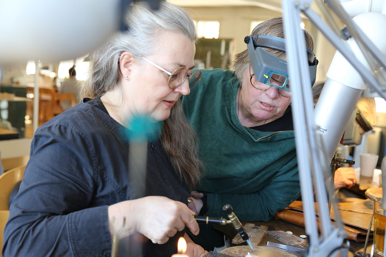 Gitte Bjørn (th) følger hver enkel deltagers projekt nøje. Foto: Martin Hansen